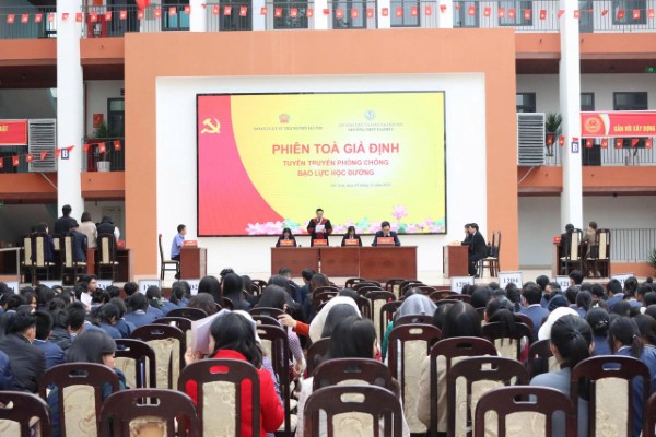 Gần 2.000 học sinh THPT Đa Phúc dự phiên tòa giả định về bạo lực học đường